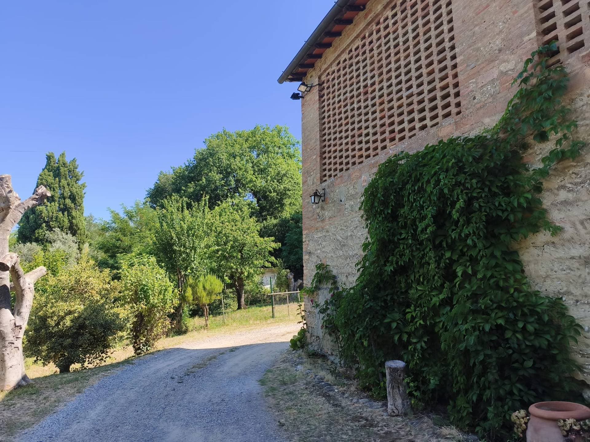 Porzione di casale da ristrutturare con fienile e giardino – Certaldo