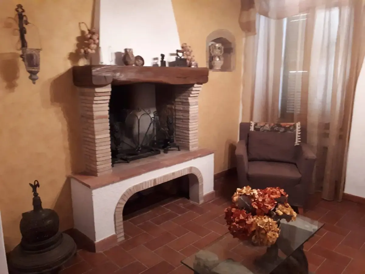 Trilocale arredato con camino e terrazzino – Pitigliano